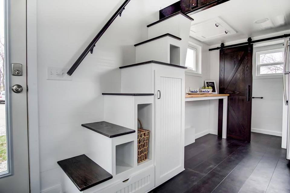 rangements intélligents sous l'escalier dans une tiny house