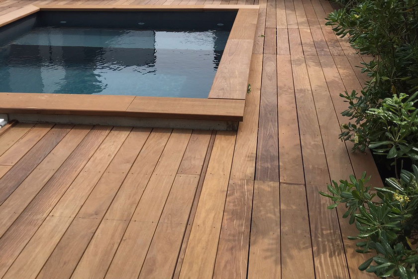 terrasse en bois pour pool house bois contemporain