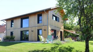 chalet en bois servannt de maison principale